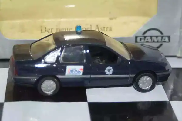 Gama opel vauxhall vectra cavalier politie ref 1161 in 1:43 scale wrong box