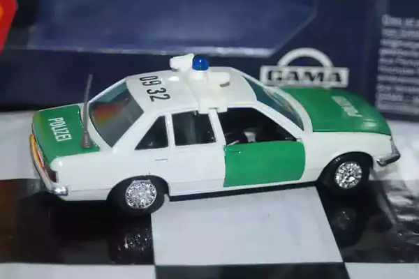 Gama opel rekord polizei ref 893 in 1:43 scale wrong box