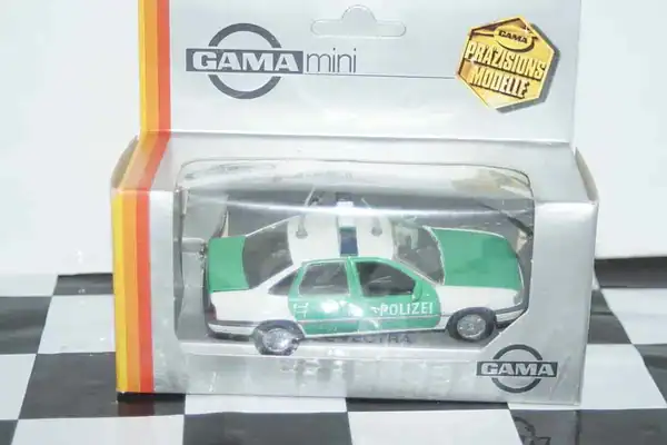 Gama opel vauxhall vectra cavalier polizei 81170000 in 1:43 scale