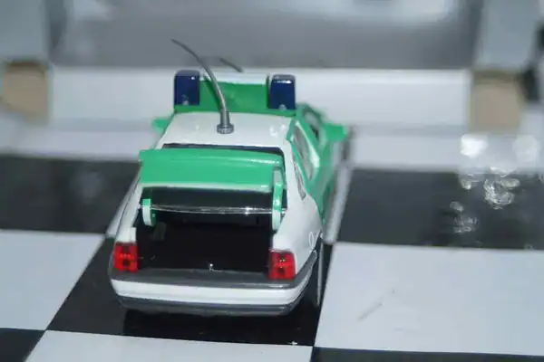 Gama opel vauxhall vectra cavalier polizei 81170000 in 1:43 scale