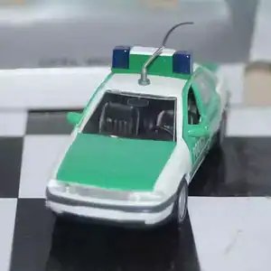Gama opel vauxhall vectra cavalier polizei 81170000 in 1:43 scale