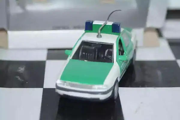 Gama opel vauxhall vectra cavalier polizei 81170000 in 1:43 scale