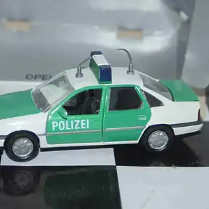 Gama opel vauxhall vectra cavalier polizei 81170000 in 1:43 scale