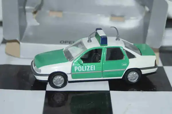 Gama opel vauxhall vectra cavalier polizei 81170000 in 1:43 scale