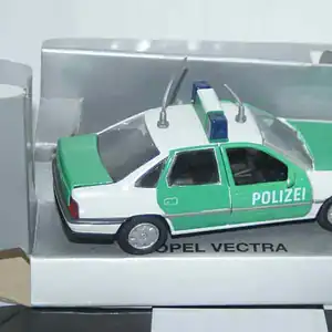 Gama opel vauxhall vectra cavalier polizei 81170000 in 1:43 scale