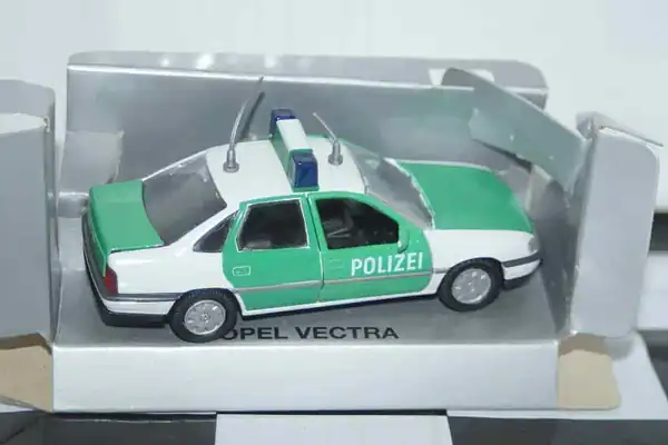 Gama opel vauxhall vectra cavalier polizei 81170000 in 1:43 scale