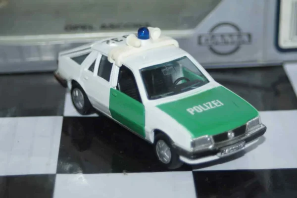 Gama opel vauxhall ascona cavalier polizei 81170000 in 1:43 scale