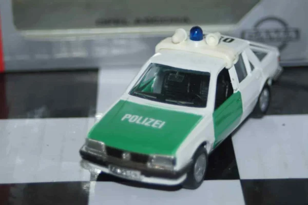 Gama opel vauxhall ascona cavalier polizei 81170000 in 1:43 scale