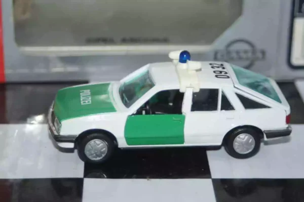 Gama opel vauxhall ascona cavalier polizei 81170000 in 1:43 scale