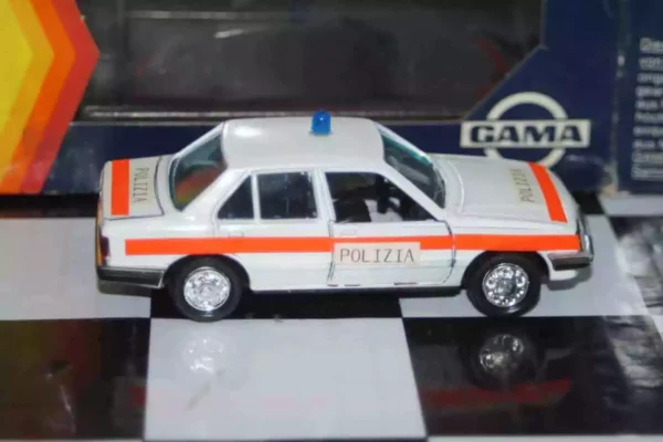 Gama opel vauxhall ascona cavalier polizei 81170000 in 1:43 scale