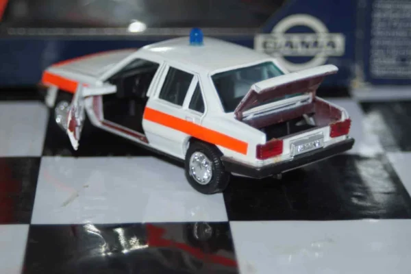 Gama opel vauxhall ascona cavalier polizei 81170000 in 1:43 scale