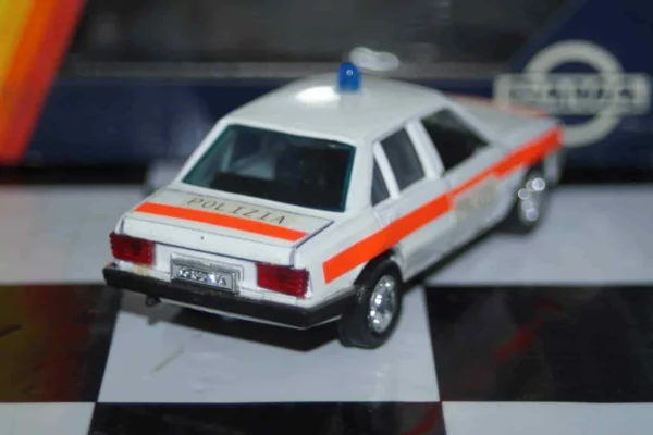 Gama opel vauxhall ascona cavalier polizei 81170000 in 1:43 scale
