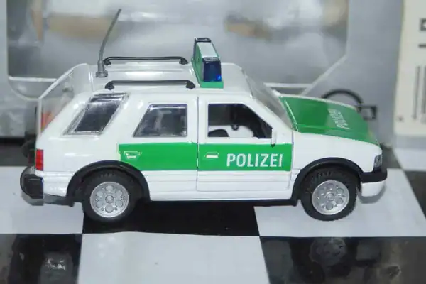 Gama opel vauxhall frontera 5 door polizei 51142 in 1:43 scale
