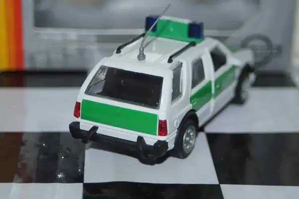 Gama opel vauxhall frontera 5 door polizei 51142 in 1:43 scale