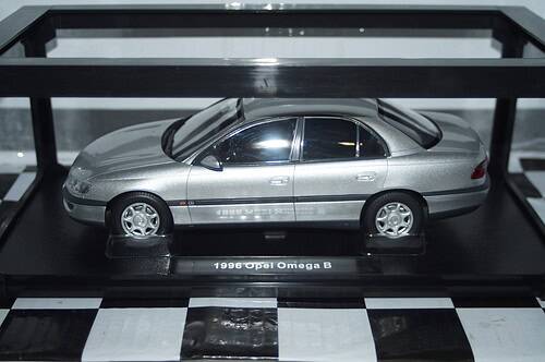 Triple 9 opel omega b roadcar 1996 silver 1:18 t9-1800430