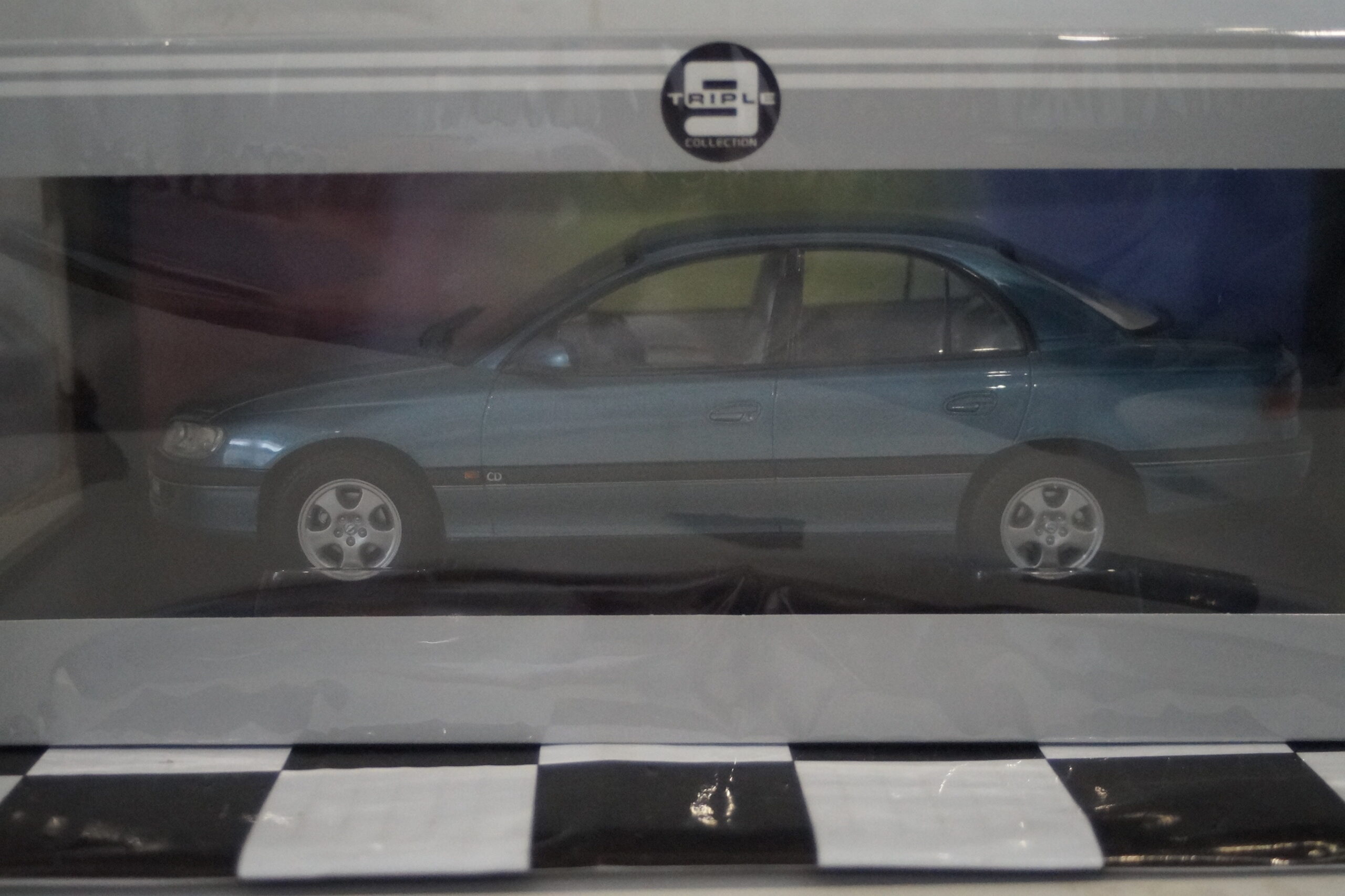Triple 9 1/18 Opel Omega B Saloon 1996 レッドメタリック