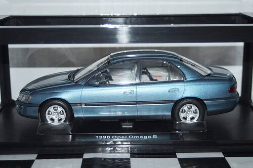 Triple 9 opel omega b roadcar 1996 blue 1:18 t9-1800431