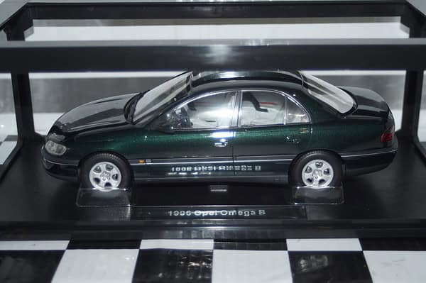 Triple 9 opel omega b roadcar 1996 green 1:18 t9-1800433