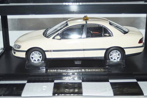 Triple 9 opel omega b 1996 german police silver/green 1:18 t9-1800435