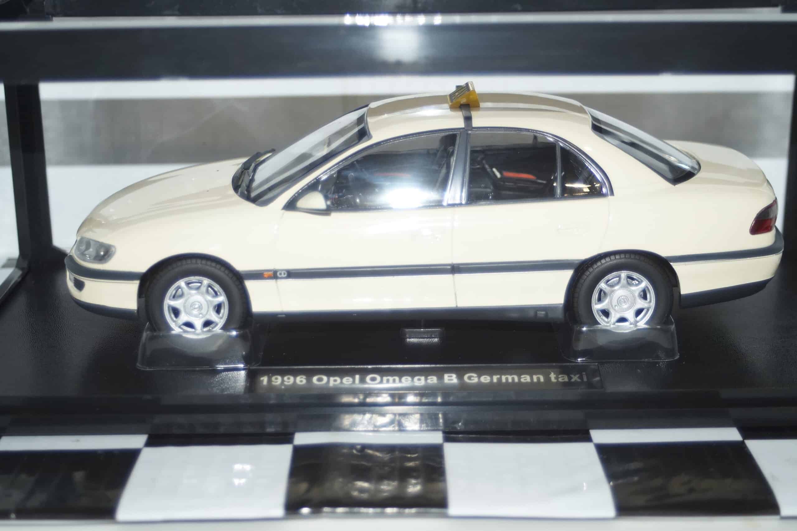 豊富な商品から Triple 9 1/18 Opel Omega B Saloon 1996 ダークグリーン オペル 乗用車