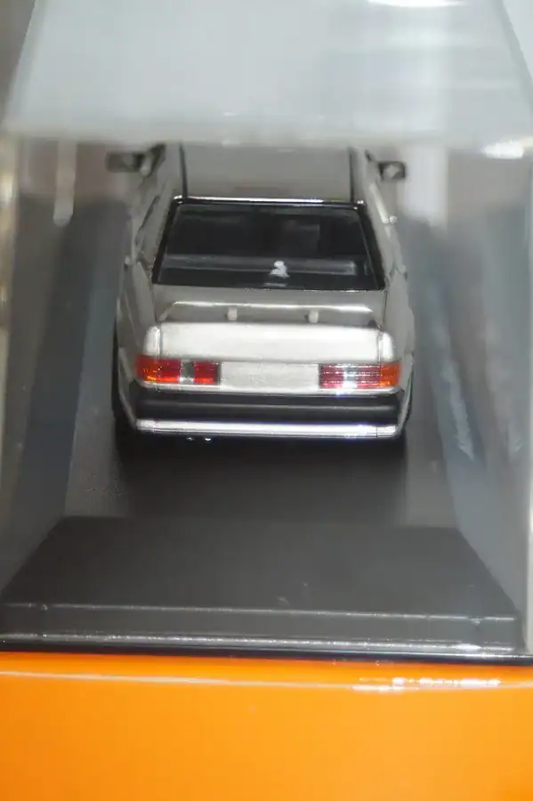 Maxichamps mercedes benz 190e 1984 gold 1:43 940 035600