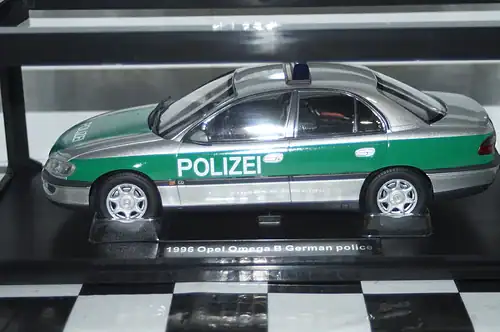 Triple 9 opel omega b 1996 german police silver/green 1:18 t9-1800435