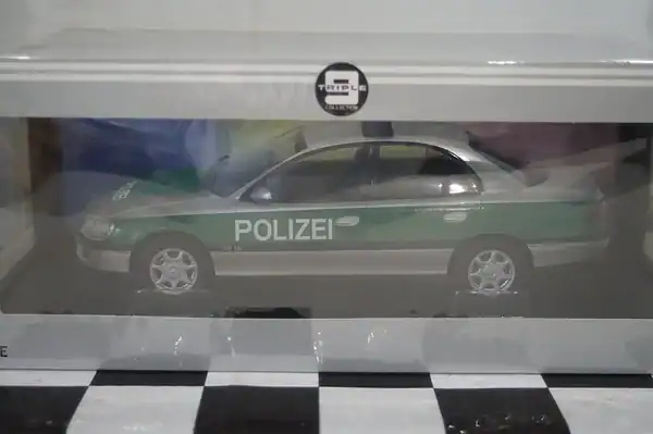 Triple 9 opel omega b 1996 german police silver/green 1:18 t9-1800435