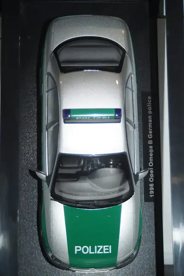 Triple 9 opel omega b 1996 german police silver/green 1:18 t9-1800435