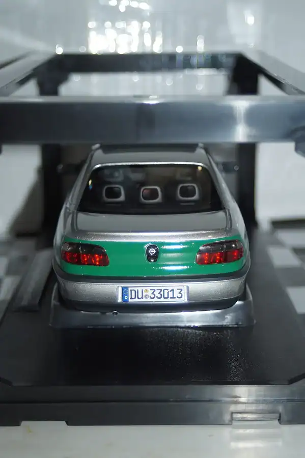 Triple 9 opel omega b 1996 german police silver/green 1:18 t9-1800435