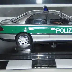 Triple 9 opel omega b 1996 german police silver/green 1:18 t9-1800435