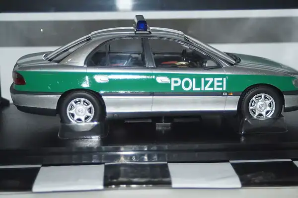 Triple 9 opel omega b 1996 german police silver/green 1:18 t9-1800435