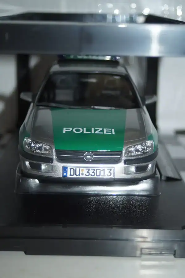 Triple 9 opel omega b 1996 german police silver/green 1:18 t9-1800435