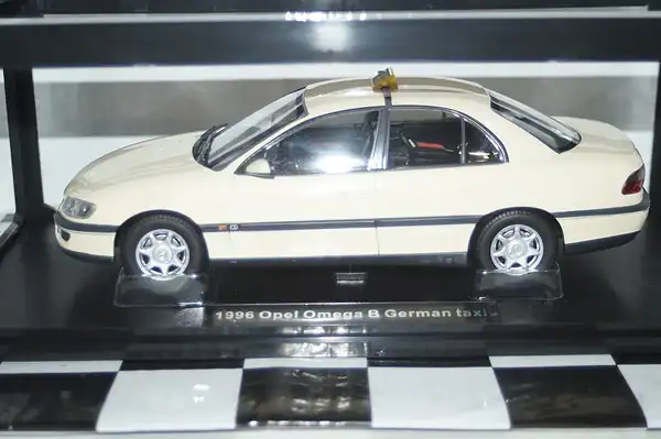 Triple 9 opel omega b 1996 german taxi ivory 1:18 t9-1800434
