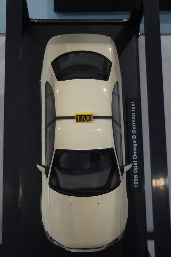 Triple 9 opel omega b 1996 german taxi ivory 1:18 t9-1800434