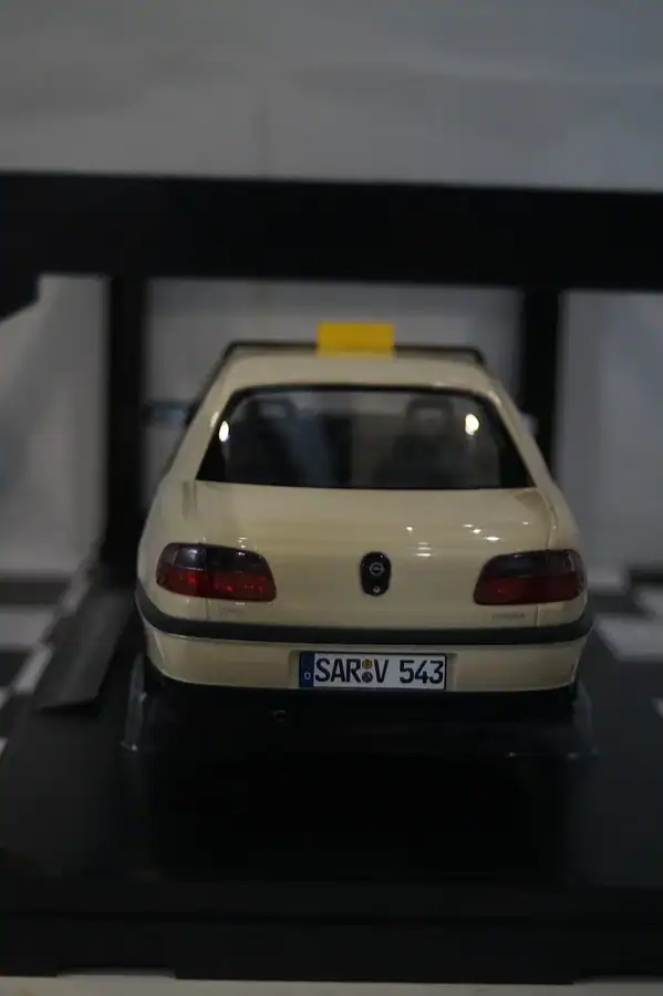 Triple 9 opel omega b 1996 german taxi ivory 1:18 t9-1800434
