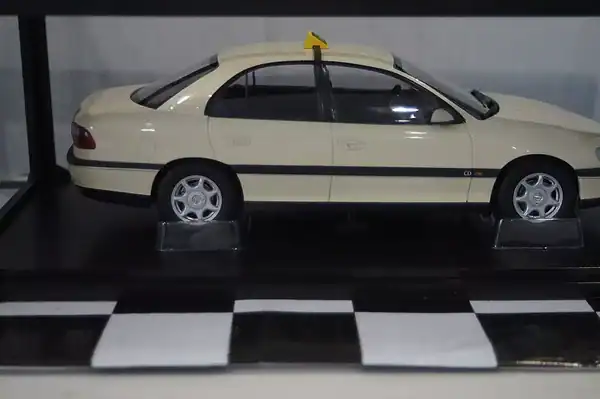 Triple 9 opel omega b 1996 german taxi ivory 1:18 t9-1800434