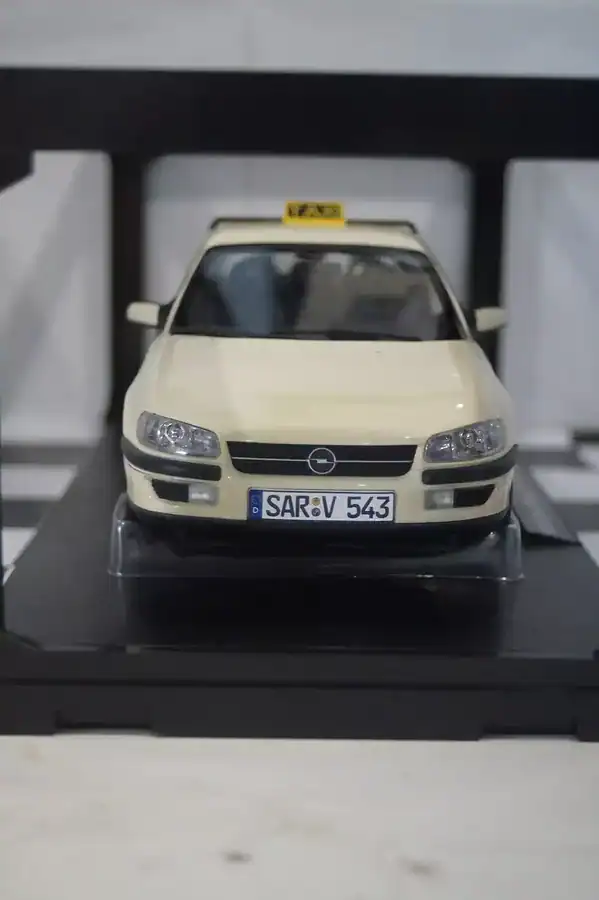 Triple 9 opel omega b 1996 german taxi ivory 1:18 t9-1800434