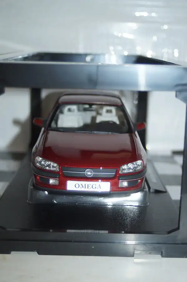 Triple 9 opel omega b roadcar 1996 maroon 1:18 t9-1800432