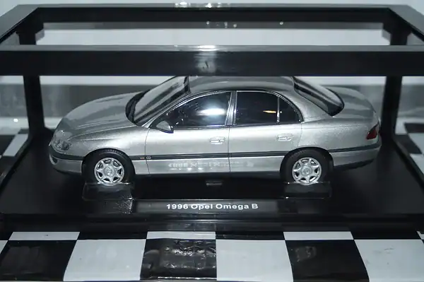 Triple 9 opel omega b roadcar 1996 silver 1:18 t9-1800430