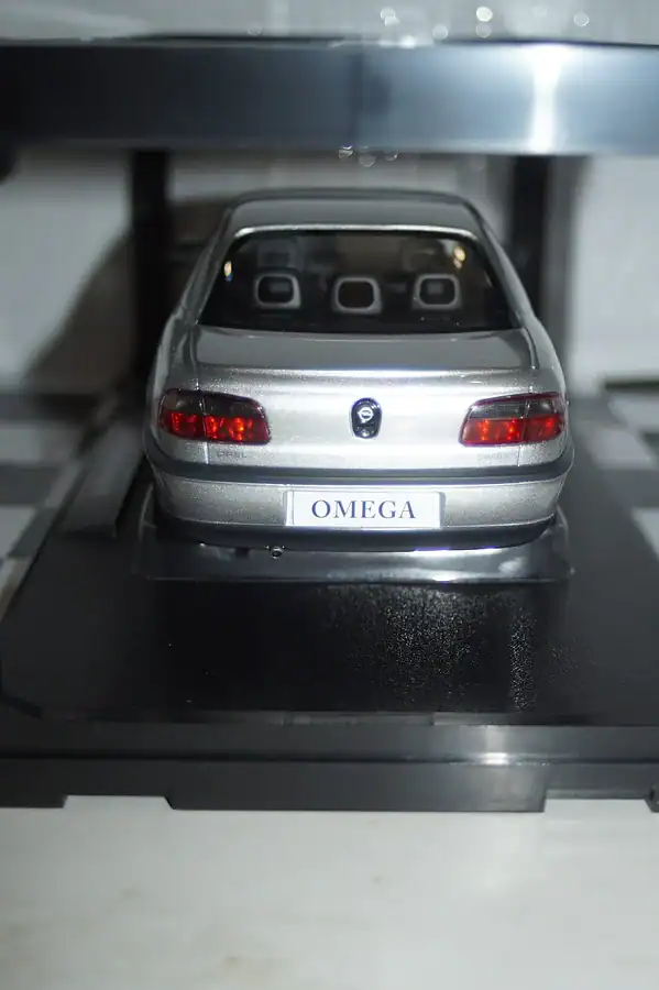 Triple 9 opel omega b roadcar 1996 silver 1:18 t9-1800430