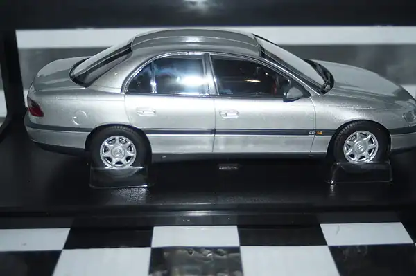 Triple 9 opel omega b roadcar 1996 silver 1:18 t9-1800430