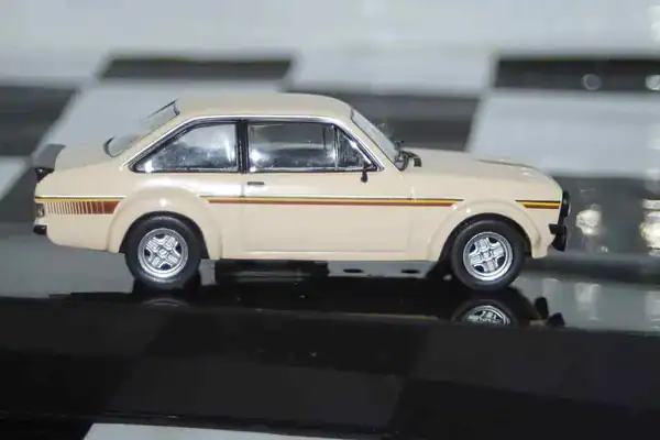 Ixo ford escort mk2 1976 clc538n in beige diecast 1:43