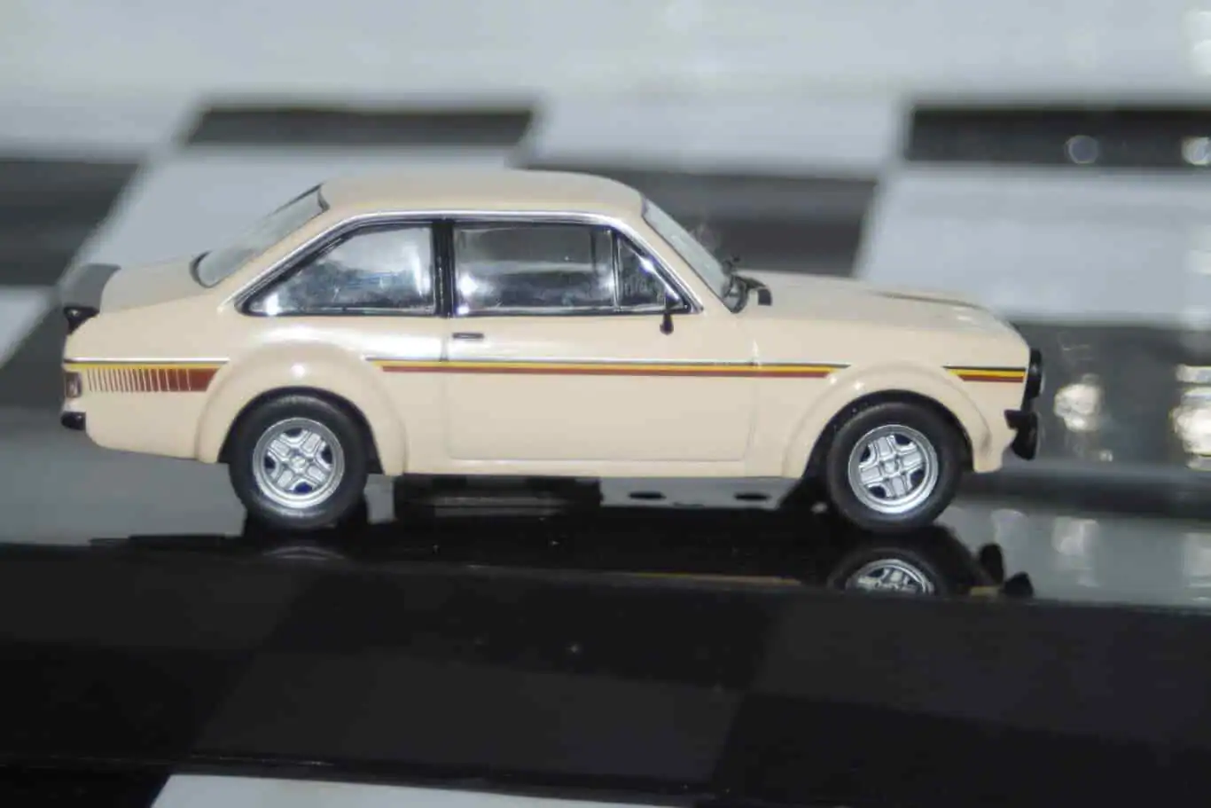 Ixo Ford ESCORT MK2 1976 CLC538N in BEIGE Diecast 1:43