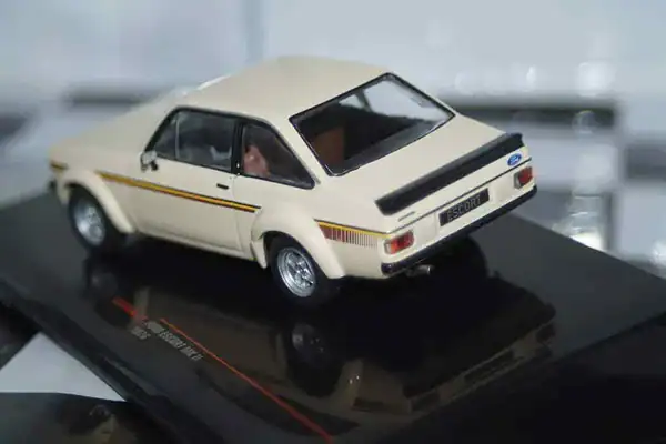 Ixo ford escort mk2 1976 clc538n in beige diecast 1:43