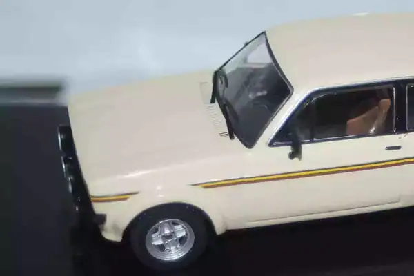 Ixo ford escort mk2 1976 clc538n in beige diecast 1:43