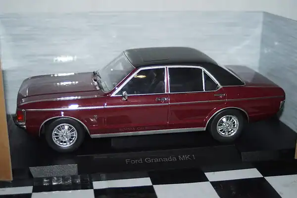 Model car group ford granada mk1 maroon / black 1975 rhd uk exclusive mcg18467