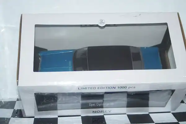 Norev vauxhall opel diplomat v8 1969 blue 1:18 scale 183686