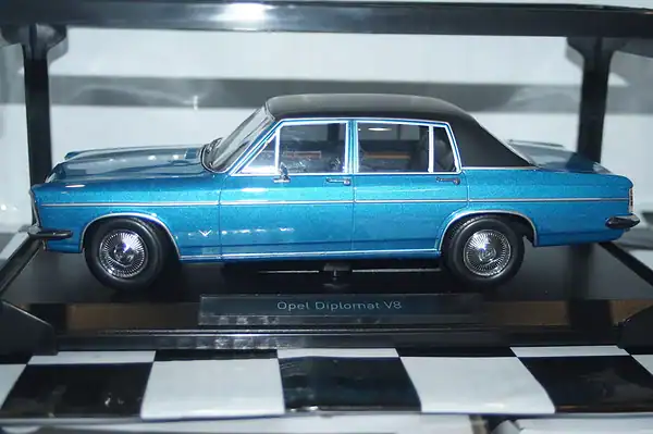 Norev vauxhall opel diplomat v8 1969 blue 1:18 scale 183686