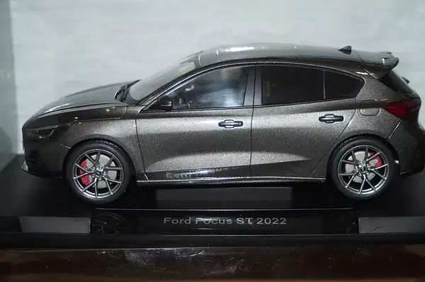 Model car group ford focus st grey 1/18th mcg18454