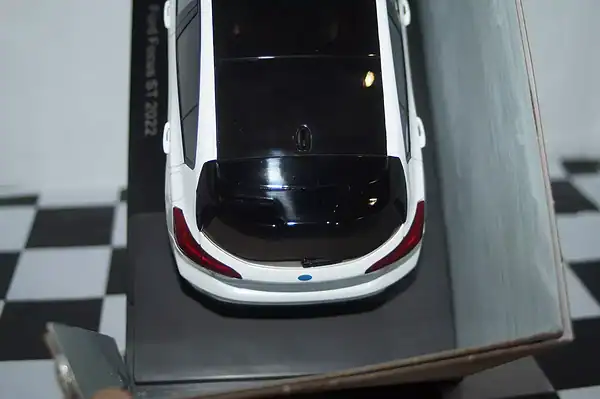 Model car group ford focus st white 1/18th mcg18453